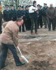 Brgermeister Polzin beim ersten Spatenstich fr das neue Feuerwehrgertehaus - Bautagebuch