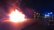 PKW brennt in voller Ausdehnung - Brand PKW - Einsatzbericht 55 - 2012 - 13.10.2012 19:55, B 105, Parkplatz Richtung Wismar, 65 min