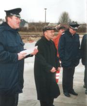Olaf Schulz (li.) zusammen mit Bad Doberans Brgermeister Hartmut Polzin (mi) bei der Grundsteinlegung fr das neue Feuerwehrgertehaus im Februar 2000. - Olaf Schulz neuer Wehrfhrer