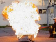 Feuerball nach dem Wasser in kochendes Fett gekippt wurde - Ausbildung Feuerlscher durchgefhrt