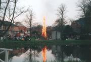 Das Osterfeuer wird wie die Jahre zuvor um 19:00 Uhr im Mnstergarten entzndet - Osterfeuer 2004