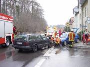 Abklemmen der Fahrzeugbatterie wird vorbereitet - TH Verkehrsunfall - Einsatzbericht 51 - 2006 - 09.04.2006 14:35, Bad Doberan, Krpeliner Strae, 30 min