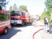 Feuerwehrfahrzeuge an der Einsatzstelle - Brand Gebude - Einsatzbericht 68 - 2007 - 03.08.2007 13:05, Wittenbeck, Strae zur Khlung, 120 min