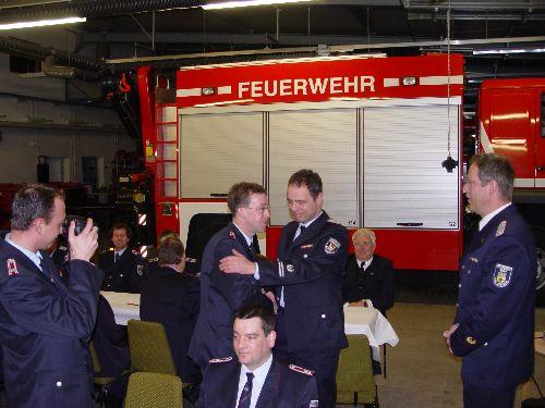 Nach der Wahl gratuliert der amtierende stellv. Wehrfhrer Maik Meyer seinem Nachfolger Andreas Heuer - Jahreshauptversammlung 2006