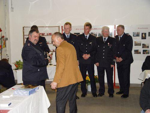 Den Feuerwehroskar fr besondere Leistungen im Jahr 2005 erhielten Tim Schwanbeck, Florian Weidt, Willi Waligora, Wolfgang Eichler sowie Andreas Scheil (nicht anwesend) - Jahreshauptversammlung 2006