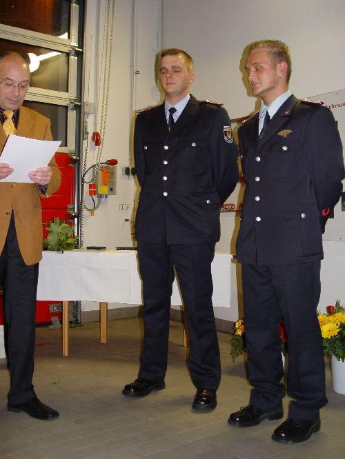 Zum Hauptfeuerwehrmann nach bestandener Truppfhrerprfung wurden Tobias Rbke und Jrg Richter befrdert - Jahreshauptversammlung 2006