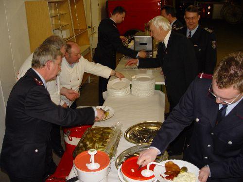 Das Kchenteam zauberte mit Schnitzel und Kartoffelsalat wieder einmal ein kstliches Essen - Jahreshauptversammlung 2006