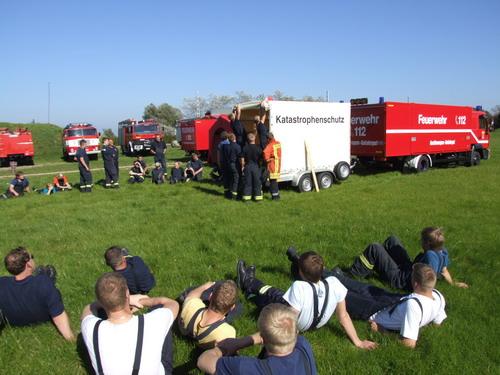 Nach der Mittagspause stand die Prsentation des Feuerwehranhngers-Dekon durch eine Staffel der FF Bad Doberan auf dem Programm - Gefahrgutlager in Kgsdorf durchgefhrt
