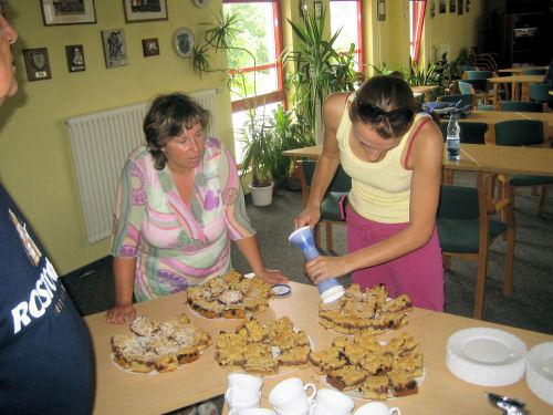 Silvia bringt frischen Kuchen zum Kaffee - Camp Thnenhof