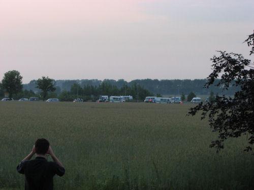 Polizeihundertschaften werden den ganzen Tag ber die Randstrae verlegt - Camp Thnenhof