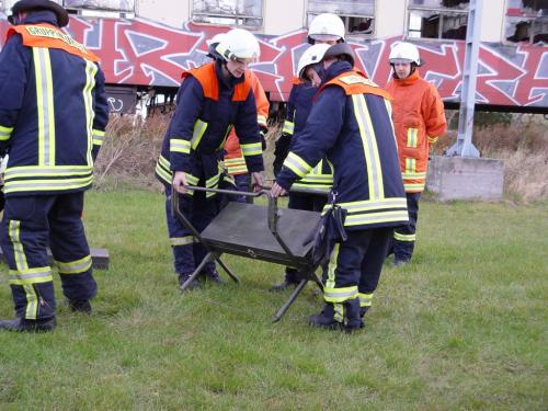Aufbau der Tragen fr die liegende Dekontamination von Verletzten - Gefahrguttag 2007