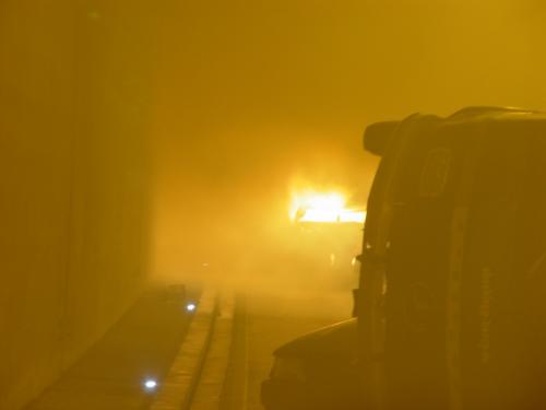bungsbeginn: Pyrotechniker znden die Brandsimulation und verrauchen innerhalb von 2 Minuten den kompletten Tunnel - bung Warnowtunnel Rostock