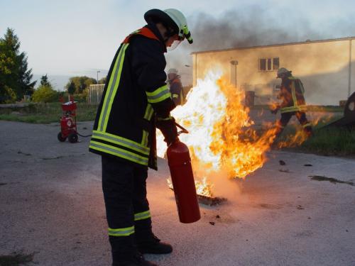 Brandbekämpfung mit Kohlendioxidlöscher - Ausbildung Feuerlöscher durchgeführt