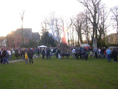 Ein Osterfeuer mal von "hinten". - Gelungenes Osterfeuer