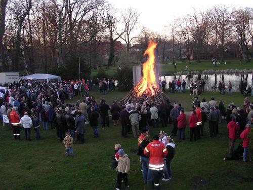 Schtzungsweise ber 600 Menschen bildeten eine gemtliche Runde - Gelungenes Osterfeuer