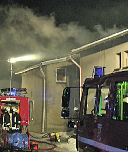 (c) OZ, Flammen in der Rostocker Strae 3 in Parkentin. Schnell waren die Feuerwehren vor Ort. Fotos: Tretropp - OZ: Wohnungsbrand in Parkentin