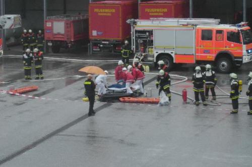 zeigt die Behandlung des verletzten LKW Fahrers nach der Rettung (c) Burkhard Giese - Gefahrgter waren Brennpunkt