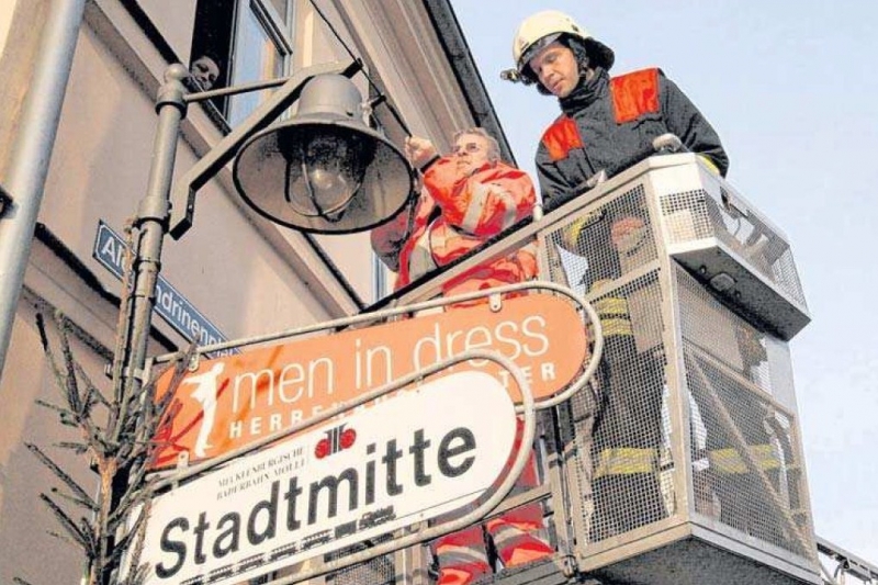 Frank Pietz vom Bauhof und Bjrn Capito von der Freiwilligen Feuerwehr Bad Doberan bringen die Lichterkette an. Foto: Klaus Walter - OZ: Bauhof und Feuerwehr sorgen fr Lichterglanz