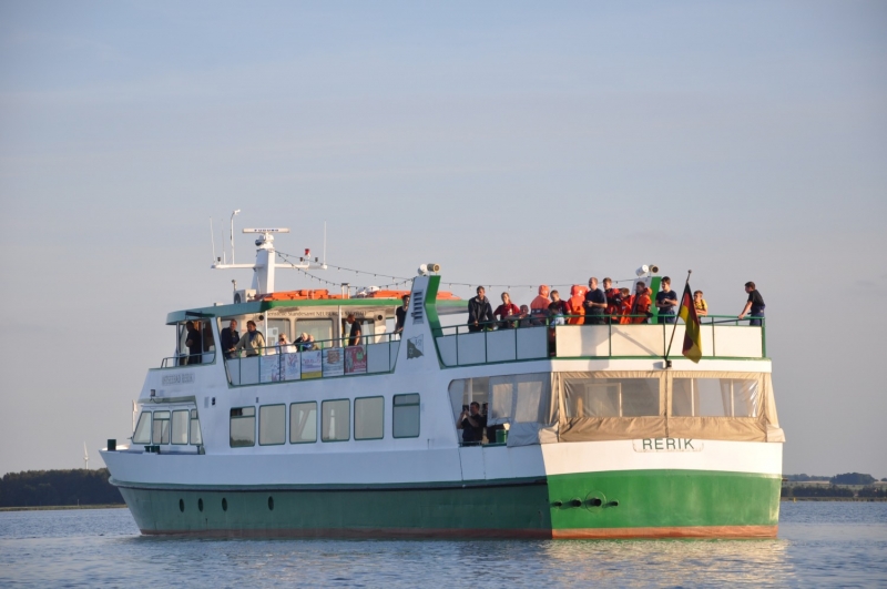 über 25 Personen befinden sich noch an Bord und im Wasser - Einsatzübung auf dem Salzhaff