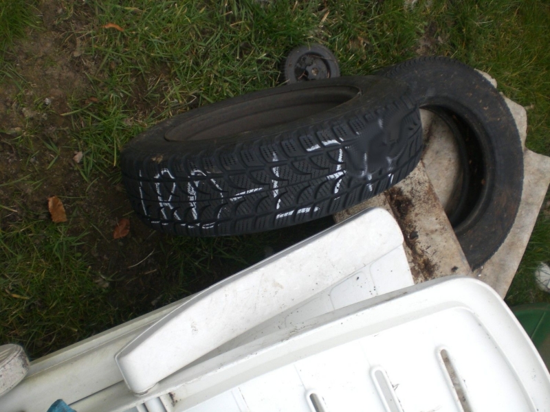 so entsorgt man richtig, passendes Kennzeichen auf dem Reifen... - Jugendfeuerwehr rumt auf