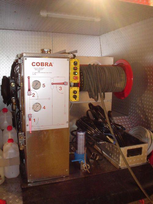 Das neue Lschsystem Cobra. Vorgestellt werden soll es zum ersten mal auf der Interschutz 2005. - Ausbildung Rettungstechniken bei verunfallten Fahrzeugen mit der Firma Holmatro