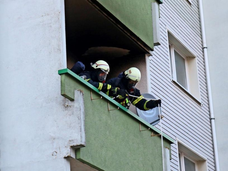 (c) Andreas Meyer, Zum Glck loderten die Flammen nur auf einem Balkon. - OZ: Brennendes Schuhregal lst Groeinsatz aus