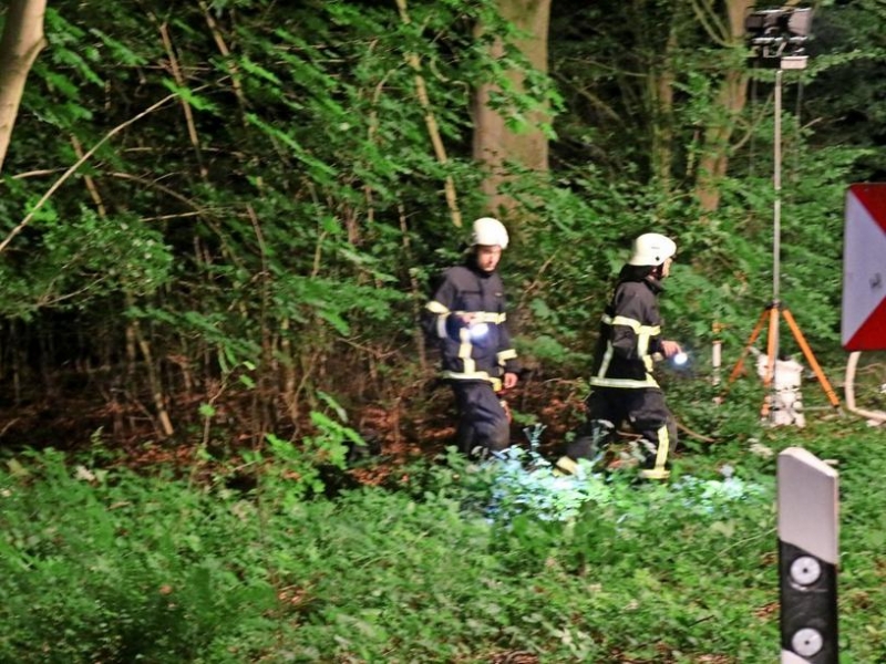 (c) Andreas Meyer, Weil der Wagen auf eine andere Person zugelassen war, durchsuchten die Feuerwehren den naheliegenden Wald nach einem mglichen weiteren Opfer. - OZ: 20-Jhriger stirbt bei Unfall nahe Bad Doberan
