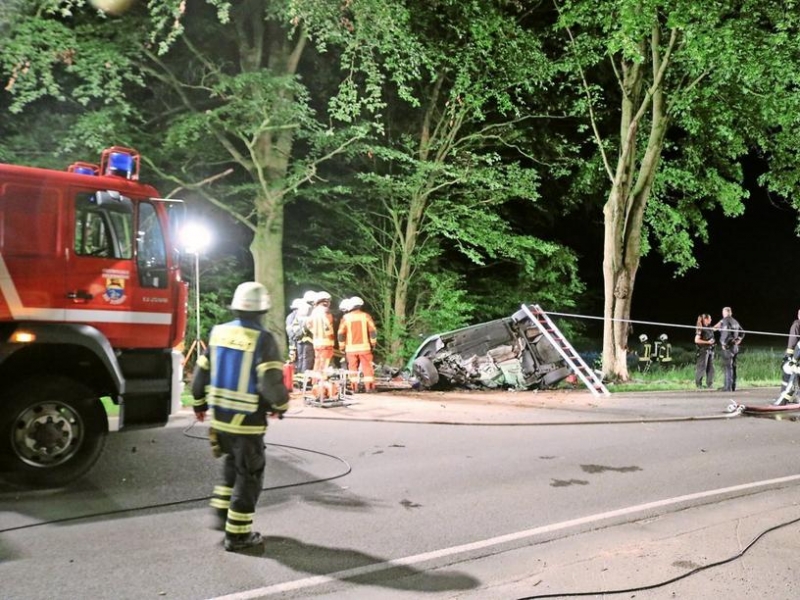 (c) Andreas Meyer, Die Feuerwehren aus Retschow und Bad Doberan waren nachts im Einsatz. - OZ: 20-Jhriger stirbt bei Unfall nahe Bad Doberan