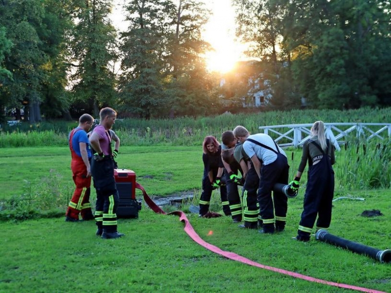 (c) Anja Levin, Die Freiwillige Feuerwehr Bad Doberan trainiert am Bad Doberaner Mnster. - OZ: bung im Mnster: Doberaner Feuerwehr berprft Brandschutz