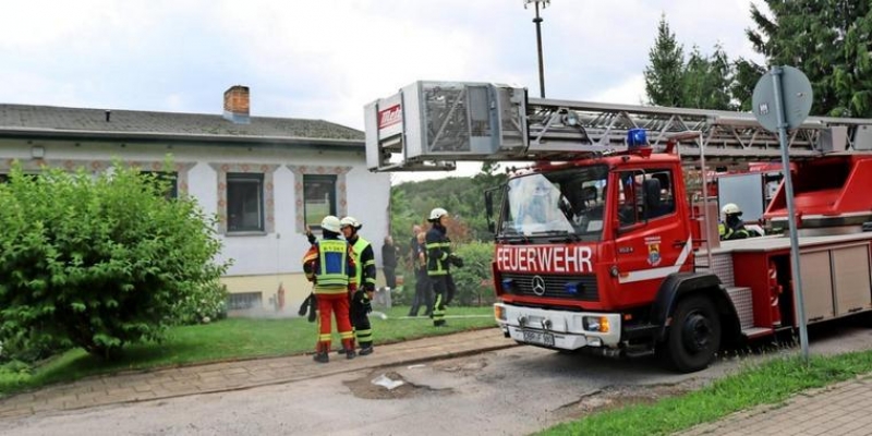 (c) Cora Meyer, Mit 16 Einsatzkrften rckte die Freiwillige Feuerwehr Bad Doberan am Samstag zu dem Brand in der Nienhger Chaussee aus. - OZ: Frau bei Kchenbrand in Bad Doberan verletzt