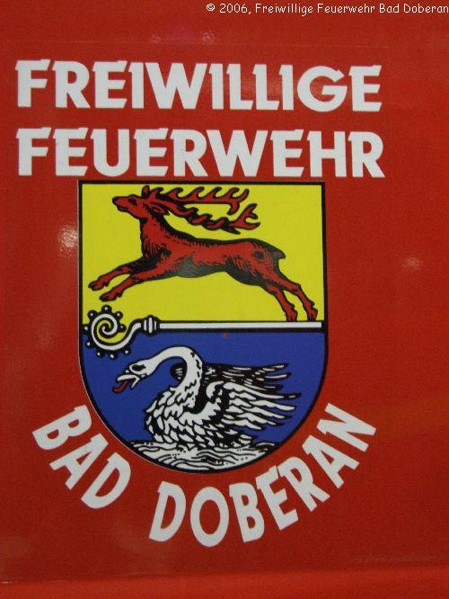 Htten sicherlich einige gleich draufgeklebt, Hoheitszeichen der FF Bad Doberan mit Stadtwappen - Ziegler Vorfhrfahrzeug zu Besuch