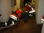 Der Angriffstrupp rettet die Person aus dem Gebäude, der Wassertrupp übernimmt die Brandbekämpfung - Ausbildung Vorgehen im Brandraum