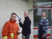 Björn ,Tim und Benjamin beim ausfüllen der Löcher mit Acryl - Gerätehaus erhält Graffiti