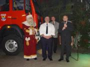 Der Weihnachtsmann, Wehrführer und Bürgermeister Hartmut Polzin begrüßen die Gäste - Fahrzeugübergabe wurde zünftig gefeiert