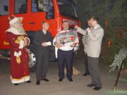 Für Bürgermeister Polzin gabs von Ziegler Vertriebsmitarbeiter Holger Wothe ein Feuerwehrmann für den Schlüsselbund - Fahrzeugübergabe wurde zünftig gefeiert