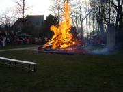 durch den starken Wind fiel leider die uere Hlle nach kurzer Zeit um - Osterfeuer wieder gut angenommen