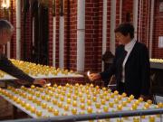 die Kerzen werden entzündet - 6000 Kerzen im Münster