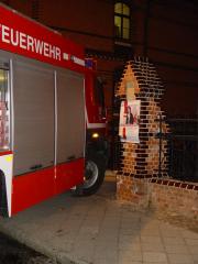 Der RW2-Kran der nicht durch die ausgewiesene Feuerwehreinfahrt kam, musste ausserhalb des Schulgelndes in Position gehen - Jesus House in Bad Doberan