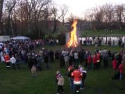 Schätzungsweise über 600 Menschen bildeten eine gemütliche Runde - Gelungenes Osterfeuer