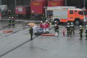 zeigt die Behandlung des verletzten LKW Fahrers nach der Rettung (c) Burkhard Giese - Gefahrgüter waren Brennpunkt