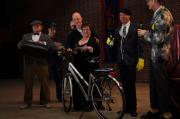 Die Gewinnerin der Tombola mit dem Hauptpreis, ein Fahrrad von Zweirad Harder - Feuerwehrball