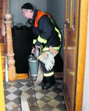 (c) Ostsee-Zeitung, Feuerwehrmann Holger Behrens pumpt einen Keller leer. - OZ: Tauwetter und Starkregen: Land unter an der Prachtstraße