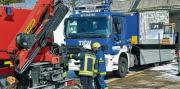 Helfer von Feuerwehr und THW Bad Doberan am Ladeskran. Foto: OZ - OZ: Lebensretter aus dem ganzen Norden übten in Kägsdorf